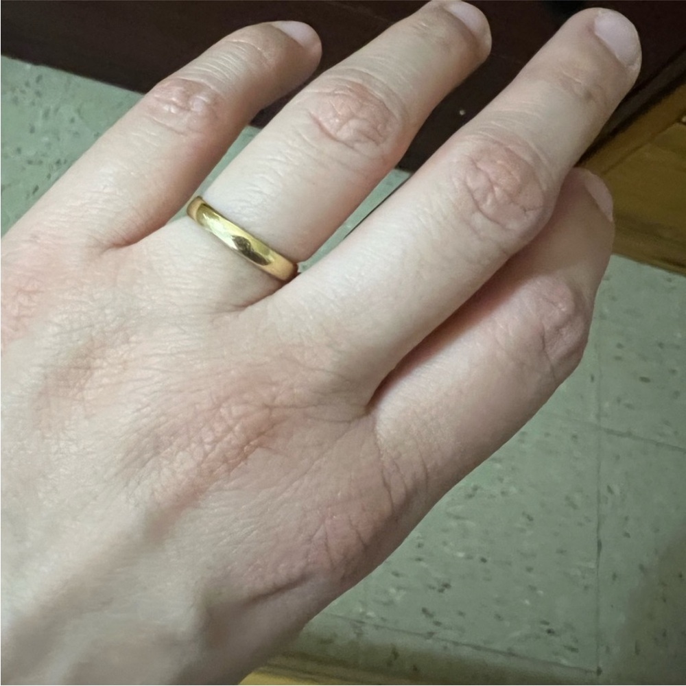 14k gold ring. Think it’s 2 mm. Great classic wedding band. In EUC.